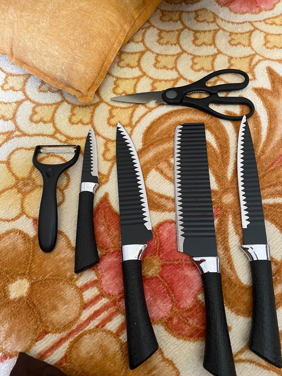 Cliente mostrando satisfação com a qualidade das facas